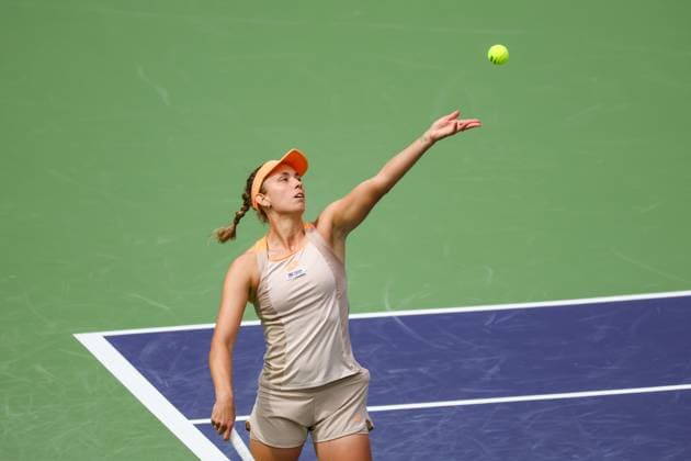 INDIAN WELLS, CA - MARCH 16: Elise Mertens (BEL) serves during the WomenÕs Doubles Final at the BNP Paribas Open on March 16, 2024 at Indian Wells Tennis Garden in Indian Wells, CA. (Photo by George Walker Icon Sportswire) TENNIS: MAR 16 BNP Paribas Open EDITORIAL USE ONLY Icon240316022