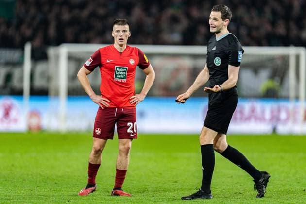 Tobias Raschl 1 FC Kaiserslautern, 20 and referee Dr Max Burda Hannover 96 vs 1 FC Kaiserslautern, Football, Bundesliga 2, Matchday 26, 16 03 2024 DFL REGULATIONS PROHIBIT ANY OUSE OF PHOTOGRAPHS AS IMAGE SEQUENCES AND OR QUASI VIDEO Hannover 96 vs 1 FC Kaiserslautern, Football, Bundesliga 2, Matchday 26, 16 03 2024 Hannover Copyright: xEibner-Pressefoto BahhoxKarax EP_HAN