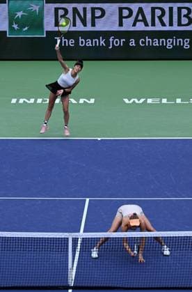 INDIAN WELLS, CA - MARCH 16: Su-Wei Hsieh (TPE) serves over her teammate Elise Mertens (BEL) during a WTA, Tennis Damen tennis finals match played on March 16, 2024 during the BNP Paribas Open tennis tournament played at the Indian Wells Tennis Garden in Indian Wells, CA. (Photo by John Cordes Icon Sportswire) TENNIS: MAR 16 BNP Paribas Open EDITORIAL USE ONLY Icon506240316003