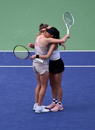 INDIAN WELLS, CA - MARCH 16: Elise Mertens (BEL) hugs her teammate Su-Wei Hsieh (TPE) on the court after winning a WTA, Tennis Damen tennis doubles finals match played on March 16, 2024 during the BNP Paribas Open tennis tournament played at the Indian Wells Tennis Garden in Indian Wells, CA. (Photo by John Cordes Icon Sportswire) TENNIS: MAR 16 BNP Paribas Open EDITORIAL USE ONLY Icon506240316005