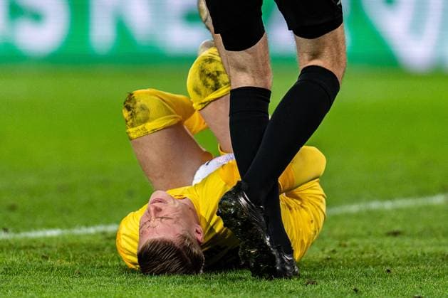 Julian Krahl 1 FC Kaiserslautern, 18 and referee Dr Max Hannover 96 vs 1 FC Kaiserslautern, Football, 2 Bundesliga, Matchday 26, 16 03 2024 DFL REGULATIONS PROHIBIT ANY OUSE OF PHOTOGRAPHS AS IMAGE SEQUENCES AND OR QUASI VIDEO Hannover 96 vs 1 FC Kaiserslautern, Football, 2 Bundesliga, Matchday 26, 16 03 2024 Hannover Copyright: xEibner-Pressefoto BahhoxKarax EP_HAN