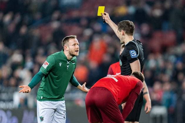 Jan Elvedi 1 FC Kaiserslautern, 33 was fouled Hannover 96 vs 1 FC Kaiserslautern, Soccer, 2 Bundesliga, Matchday 26, 16 03 2024 DFL REGULATIONS PROHIBIT ANY OUSE OF PHOTOGRAPHS AS IMAGE SEQUENCES AND OR QUASI VIDEO Hannover 96 vs 1 FC Kaiserslautern, Soccer, 2 Bundesliga, Matchday 26, 16 03 2024 Hannover Copyright: xEibner-Pressefoto BahhoxKarax EP_HAN
