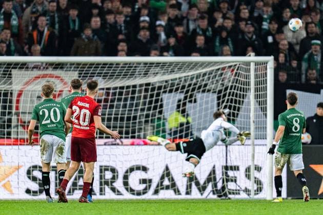 Shot by Tobias Raschl 1 FC Kaiserslautern, 20 on the crossbar Ron Robert Zieler Hannover 96, 1 Hannover 96 vs 1 FC Kaiserslautern, Football, 2 Bundesliga, Matchday 26, 16 03 2024 DFL REGULATIONS PROHIBIT ANY OUSE OF PHOTOGRAPHS AS IMAGE SEQUENCES AND OR QUASI VIDEO Hannover 96 vs 1 FC Kaiserslautern, Football, 2 Bundesliga, Matchday 26, 16 03 2024 Hannover Copyright: xEibner-Pressefoto BahhoxKarax EP_HAN