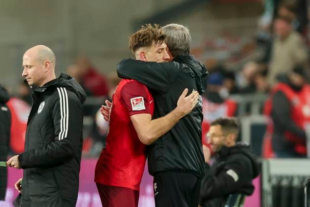 Daniel Hanslik 1 FC Kaiserslautern and coach Friedhelm Funkel 1 FC Kaiserslautern hug each other, 2 Bundesliga, Hannover 96 vs 1 FC Kaiserslautern, HDI Arena, 16 03 2024, Hannover, Germany