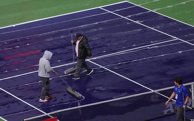 Staff help squeegee the rain off the court BNP Paribas Open, Tennis, Day 11, Indian Wells Tennis Garden, California, USA - 16 Mar 2024  Copyright: xEllaxLing Shutterstockx 14386187ai