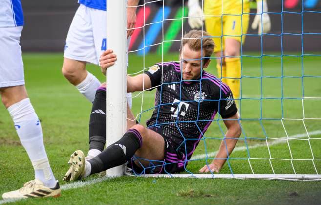 Sport Themen der Woche KW11 Sport Bilder des Tages Harry KANE (M) haengt verletzt im Tornetz, Verletzung, Fussball 1. Bundesliga, 26.Spieltag, SV Darmstadt 98 (DA) - FC Bayern Muenchen (M) 2:5, am 16.03.2024 in Darmstadt Deutschland. DFL regulations prohibit any use of photographs as image sequences and or quasi-video Â *** Harry KANE M hangs injured in the goal net, injury, Football 1 Bundesliga, Matchday 26, SV Darmstadt 98 DA FC Bayern Muenchen M 2 5, on 16 03 2024 in Darmstadt Germany DFL regulations prohibit any use of photographs as image sequences and or quasi video Â