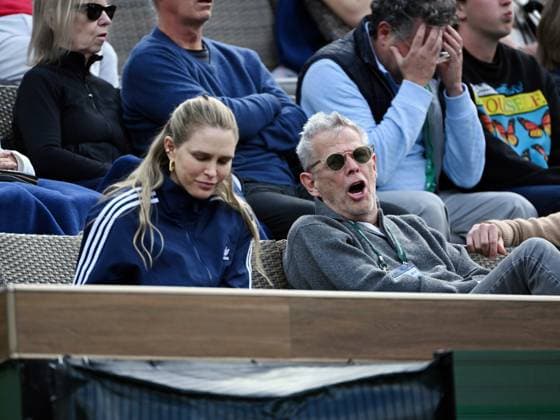 INDIAN WELLS, CA - MARCH 16: Record producer David Foster sitting next to his daughter actress Sara Foster reacts after a point during an ATP, Tennis Herren semifinals tennis match between Carlos Alcaraz and Jannik Sinner played on March 16, 2024 during the BNP Paribas Open tennis tournament played at the Indian Wells Tennis Garden in Indian Wells, CA. (Photo by John Cordes Icon Sportswire) TENNIS: MAR 16 BNP Paribas Open EDITORIAL USE ONLY Icon506240316037