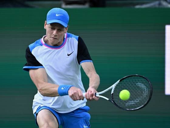 INDIAN WELLS, CA - MARCH 16: Jannik Sinner (ITA) returns the ball during an ATP, Tennis Herren semifinals tennis match played on March 16, 2024 during the BNP Paribas Open tennis tournament played at the Indian Wells Tennis Garden in Indian Wells, CA. (Photo by John Cordes Icon Sportswire) TENNIS: MAR 16 BNP Paribas Open EDITORIAL USE ONLY Icon506240316038
