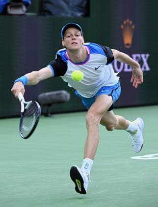 INDIAN WELLS, CA - MARCH 16: Jannik Sinner (ITA) chases after and returns the ball during an ATP, Tennis Herren semifinals tennis match played on March 16, 2024 during the BNP Paribas Open tennis tournament played at the Indian Wells Tennis Garden in Indian Wells, CA. (Photo by John Cordes Icon Sportswire) TENNIS: MAR 16 BNP Paribas Open EDITORIAL USE ONLY Icon506240316044