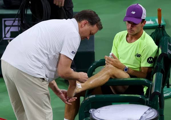 Tommy Paul of USA receives treatment on his ankle BNP Paribas Open, Tennis, Day 11, Indian Wells Tennis Garden, California, USA - 16 Mar 2024  Copyright: xEllaxLing Shutterstockx 14386187ed