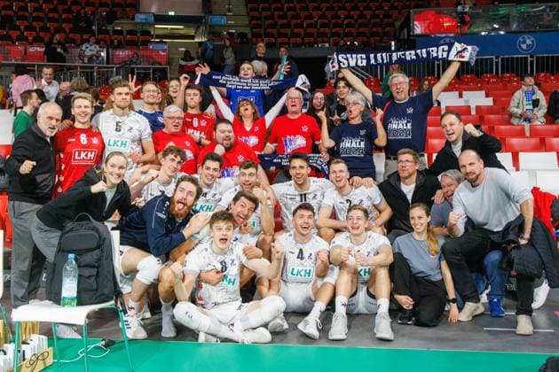 Lueneburg fans and team after the end of the game Volleyball Bundesliga, WWK Volleys Herrsching SVG Lüneburg 1 3, Playoff Quarterfinals, Season 2023 2024 , 16 03 2024, in Munich, Germany Source Copyright Credit Oryk HAIST xVB_HER-LUEx