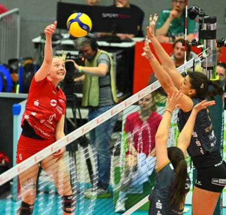 left Jennifer Janiska Dresden beats Veronika Djokic below and Tara Taubner both Potsdam , Dresdner SC vs SC Potsdam, Volleyball, 1 Bundesliga Women, 1 Liga, Margon Arena Dresden Bodenbacher Straße, DSC, Season 2023 2024, 16 03 2024,