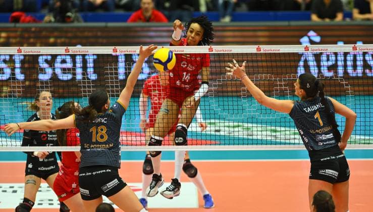 behind the net Tia Jimerson Dresden against Veronika Djokic 18 and Tara Taubner both Potsdam , Dresdner SC against SC Potsdam, Volleyball, 1 Bundesliga Women, 1 Liga, Margon Arena Dresden Bodenbacher Straße, DSC, Saison 2023 2024, 16 03 2024,