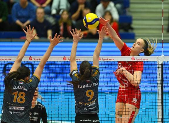 behind the net Grace Frohling Dresden against Kristina Guncheva 9 and Veronika Djokic both Potsdam , Dresdner SC against SC Potsdam, Volleyball, 1 Bundesliga Women, 1 Liga, Margon Arena Dresden Bodenbacher Straße, DSC, Season 2023 2024, 16 03 2024,