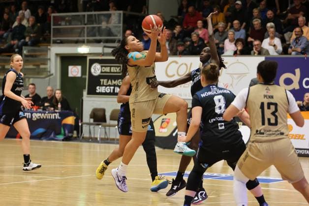 16 03 2024, Basketball, Women, Cup Final Tournament of the Womens Basketball Bundesliga, Season 2023 2024, Semifinals, Saarlouis Royals Owner Angels Nördlingen, Jaelynn Penn Saarlouis Royals , Destiny Littleton Saarlouis Royals , Roosa Lehtoranta Owner Angels Nördlingen Saarlouis Stadtgartenhalle Saarland Germany EN