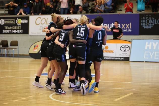16 03 2024, Basketball, Women, Cup Final Tournament of the Womens Basketball Bundesliga, Season 2023 2024, Semi-final, Saarlouis Royals Eigner Angels Nördlingen, The team Eigner Angels Nördlingen celebrates the entry into the final Saarlouis Stadtgartenhalle Saarland Germany EN