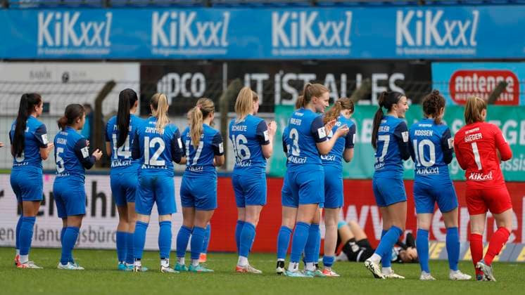 17 03 2024, Hänsch Arena, Meppen, GER, Football, Soccer, 2 Bundesliga, Women SV Meppen vs FC Ingolstadt, Applause for the spectators from the Meppen players DFL REGULATIONS PROHIBIT ANY USE OF PHOTOGRAPHS AS IMAGE SEQUENCES AND OR QUASI VIDEO Meppen Lower Saxony Germany Hänsch Arena