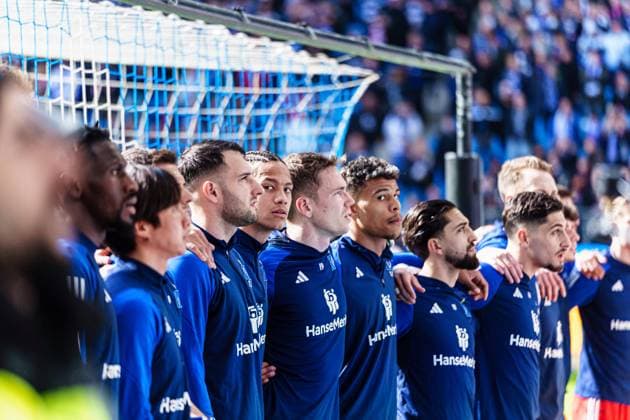 Hamburger SV players stand in front of the fans before the start of the match GER, Hamburger SV vs SV Wehen Wiesbaden, Football, 2 Bundesliga, Matchday 26, Season 2023 2024, 17 03 2024 DFL REGULATIONS PROHIBIT ANY USE OF PHOTOGRAPHS AS IMAGE SEQUENCES AND OR QUASI VIDEO GER, Hamburger SV vs SV Wehen Wiesbaden, Football, 2 Bundesliga, Matchday 26, Season 2023 2024, 17 03 2024 Hamburg Copyright: xEibner-Pressefoto MarcelxvonxFehrnx EP_MFN