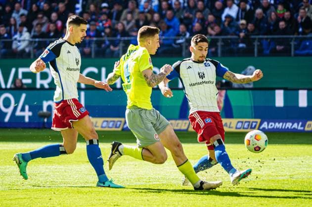 Dennis Hadzikadunic Hamburger SV, 05 , Sascha Mockenhaupt SV Wehen Wiesbaden, 04 , Ludovit Reis Hamburger SV, 14 GER, Hamburger SV vs SV Wehen Wiesbaden, Football, 2 Bundesliga, Matchday 26, Season 2023 2024, 17 03 2024 DFL REGULATES PROHIBIT ANY USE OF PHOTOGRAPHS AS IMAGE SEQUENCES AND OR QUASI VIDEO GER, Hamburger SV vs SV Wehen Wiesbaden, Football, 2 Bundesliga, Matchday 26, Season 2023 2024, 17 03 2024 Hamburg Copyright: xEibner-Pressefoto MarcelxvonxFehrnx EP_MFN