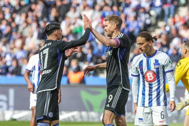 17 03 2024, Football, 2 Bundesliga, Matchday 26, Season 2023 2024, Hertha BSC FC Schalke 04, f l Yusuf Kabadayi FC Schalke 04 , Simon Terodde FC Schalke 04 cheer Berlin Olympiastadion Berlin Germany xRHR PHOTO TRx Copyright: RHR-FOTOx RHR-FOTO TR