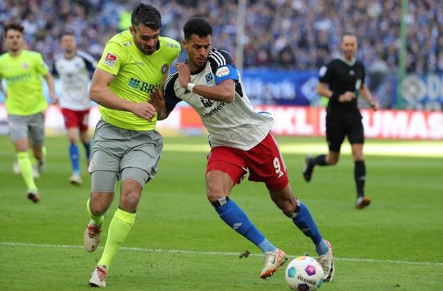 GER, 2 Liga, Hamburger SV vs SV Wehen Wiesbaden 17 03 2024, Volksparkstadion, Hamburg, GER, 2 Liga, Hamburger SV vs SV Wehen Wiesbaden in the picture picture shows Sascha Mockenhaupt SV Wehen Wiesbaden 04 in a duel against Robert Glatzel Hamburger SV 09 nordphotoxGmbHx xTauchnitz nph00059