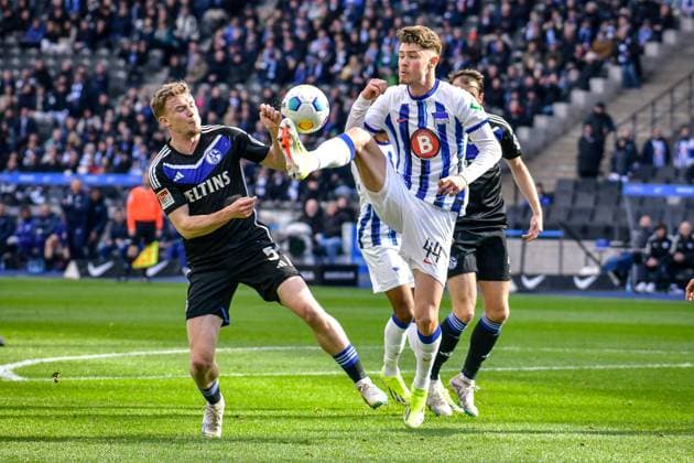 Soccer 2 Bundesliga, Hertha BSC FC Schalke 04 17 03 2024, xdanx, Soccer 2 Bundesliga, Hertha BSC FC Schalke 04, v l Derry John Murkin FC Schalke 04 5 ,Linus Gechter Hertha BSC 44 ,Zweikampf, Duell, Kampf, tackle DFL DFB REGULATIONS PROHIBIT ANY USE OF PHOTOGRAPHS as IMAGE SEQUENCES and or QUASI VIDEO Foto Daniel Lakomski Mix1 Berlin Olympiastadion Berlin Berlin Berlin Deutschland DE Copyright: xDanielxLakomskix