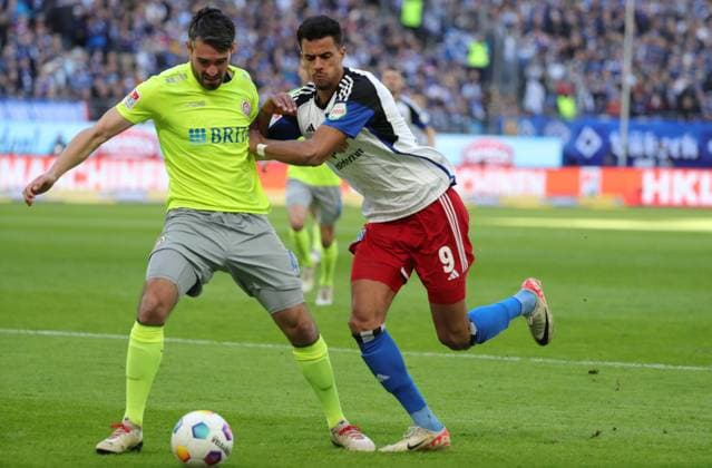GER, 2 Liga, Hamburger SV vs SV Wehen Wiesbaden 17 03 2024, Volksparkstadion, Hamburg, GER, 2 Liga, Hamburger SV vs SV Wehen Wiesbaden in the picture picture shows Sascha Mockenhaupt SV Wehen Wiesbaden 04 in a duel against Robert Glatzel Hamburger SV 09 nordphotoxGmbHx xTauchnitz nph00059