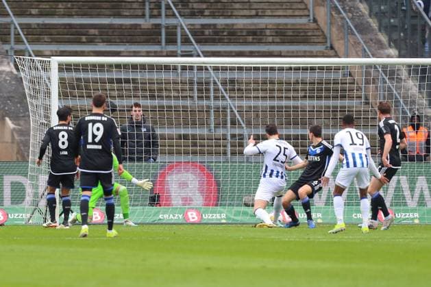 17 03 2024, xtgx, Fußball 2 Bundesliga, Hertha BSC FC Schalke 04 emspor, v l Haris Tabakovic Hertha, 25 schiesst Tor, Torschuetze, erzielt Tor, Treffer, scores the goal 2 1 DFL DFB REGULATIONS PROHIBIT ANY USE OF PHOTOGRAPHS as IMAGE SEQUENCES and or QUASI VIDEO Berlin