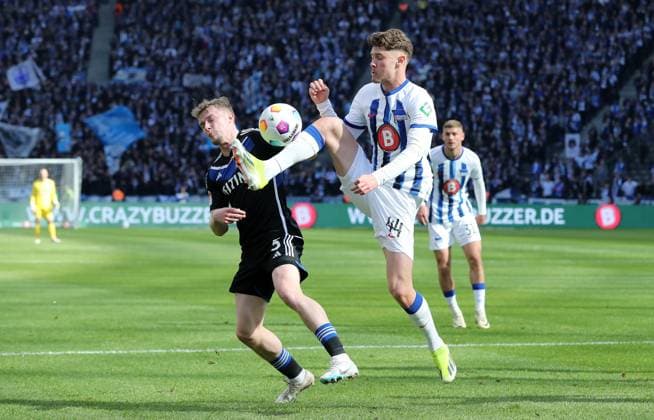 Derry John Murkin, Linus Gechter duel match scene action sport football soccer DFL 2 Bundesliga men 26 matchday season 2023 2024 17 03 2024 Hertha BSC Berlin vs FC Schalke 04 DFL regulations prohibit any use of photographs as image sequences and or quasi video