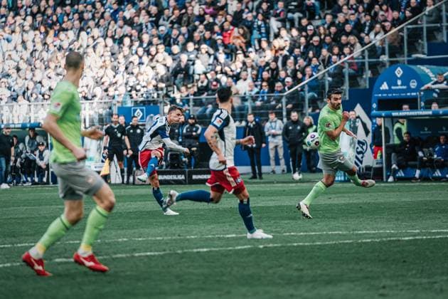 Soccer Men Season 2023 2024 2 Soccer Bundesliga 26 Matchday Hamburger SV vs SV Wehen Wiesbaden 17 03 2024 Miro Muheim 28, HSV scores Sascha Mockenhaupt 4, SV Wehen Wiesbaden and that leads to the goal Hamburg Volksparkstadion Hamburg Germany