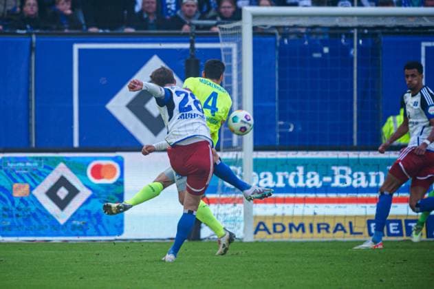 Goal for 1 0 Miro Muheim Hamburger SV, 28 , Sascha Mockenhaupt SV Wehen Wiesbaden, 04 felscht Ball ab GER, Hamburger SV vs SV Wehen Wiesbaden, Football, 2 Bundesliga, Matchday 26, Season 2023 2024, 17 03 2024 DFL REGULATIONS PROHIBIT ANY USE OF PHOTOGRAPHS AS IMAGE SEQUENCES AND OR QUASI VIDEO GER, Hamburger SV vs SV Wehen Wiesbaden, Football, 2 Bundesliga, Matchday 26, Season 2023 2024, 17 03 2024 Hamburg Copyright: xEibner-Pressefoto MarcelxvonxFehrnx EP_MFN