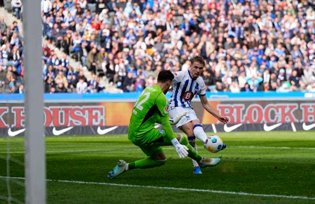 Germany, Berlin, 17 03 2024, Olympic Stadium, Hertha BSC vs FC Schalke 04 2 Bundesliga, Marten Winkler Hertha Berlin scores the teams third goal Berlin Olympic Stadium Berlin Germany eu-images-659