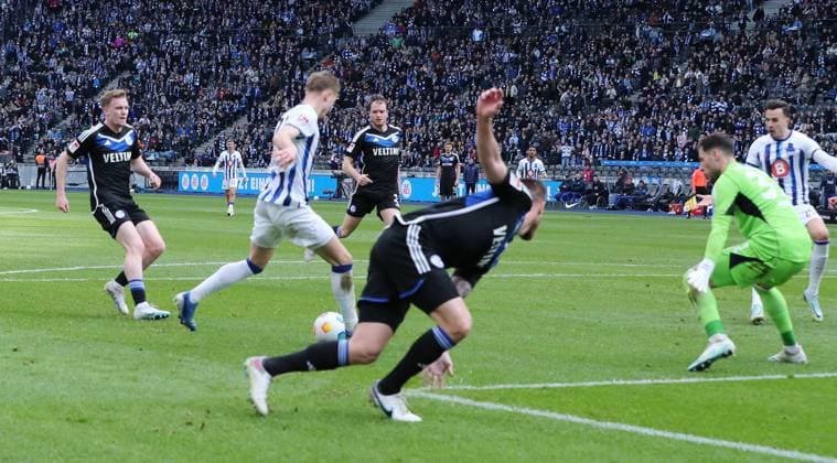 Marten Winkler scores the goal to make it 3 2 against goalkeeper Marius Müller Sport Football Soccer DFL 2 Bundesliga Men 26 Matchday Season 2023 2024 17 03 2024 Hertha BSC Berlin vs FC Schalke 04 DFL regulations prohibit any use of photographs as image sequences and or quasi video