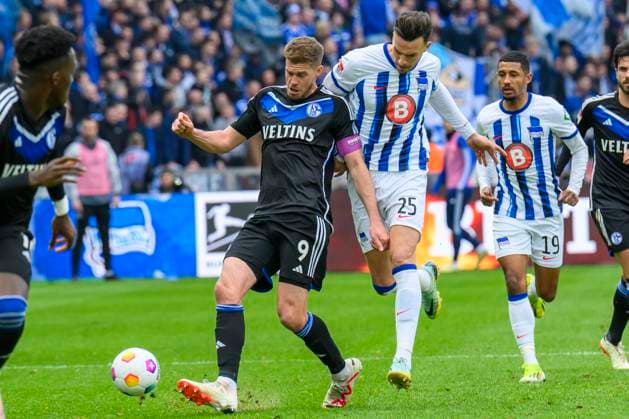 v l Simon Terodde Schalke 04, 09 , Haris Tabakovic Hertha BSC, 25 , Jeremy Dudziak Hertha BSC, 19 , duel, action, fight, Hertha BSC FC Schalke 04, 2 Bundesliga, football, DFB, season 2023 2024, 26 matchday, Olympia Stadion Berlin, DFB DFL REGULATIONS PROHIBIT ANY USE OF PHOTOGRAPHS AS IMAGE SEQUENCES AND OR QUASI VIDEO, 17 03 2024, Copyright: HMBxMedia UwexKoch