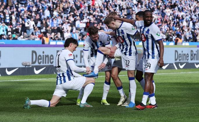 Marten Winkler cheers after 3 2, Fabian Reese shines his shoes Joy Emotion Cheering Sport Football Soccer DFL 2 Bundesliga Men 26 Matchday Season 2023 2024 17 03 2024 Hertha BSC Berlin vs FC Schalke 04 DFL regulations prohibit any use of photographs as image sequences and or quasi video