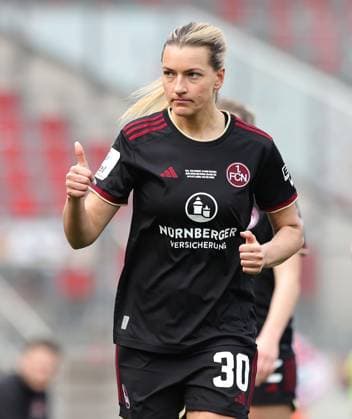 17 03 2024 Soccer Season 2023 2024 1 Women Soccer Bundesliga 16 Matchday 1 FC Nürnberg FCN Club SC Freiburg Sportfoto Zink DaMa xdaxmax Medina Desic 30, 1 FC Nürnberg FCN shows thumbs up Thumbs up