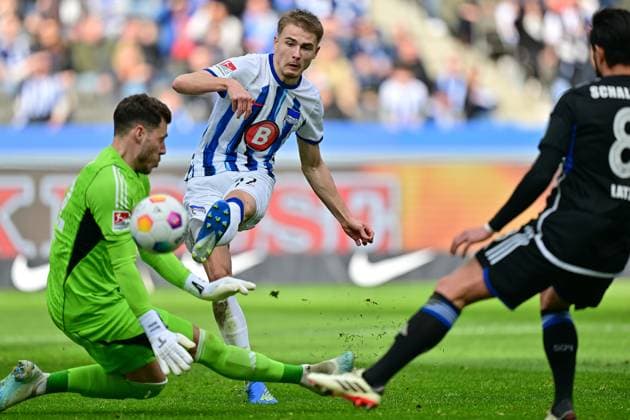 Marten Winkler Hertha BSC, 22 shot on goal to 3 2, Marius Mueller Werder Bremen, 32 , GER, Hertha BSC vs Schalke 04, Soccer Men, 2 Bundesliga, Season 2023 2024, Matchday 26, 17 03 2024 DFL REGULATIONS PROHIBIT ANY USE OF PHOTOGRAPHS AS IMAGE SEQUENCES AND OR QUASI VIDEO GER, Hertha BSC vs Schalke 04, Soccer Men, 2 Bundesliga, Season 2023 2024, Matchday 26, 17 03 2024 Berlin Copyright: xEibner-Pressefotox xClaudiusxRauchx EP_CRH