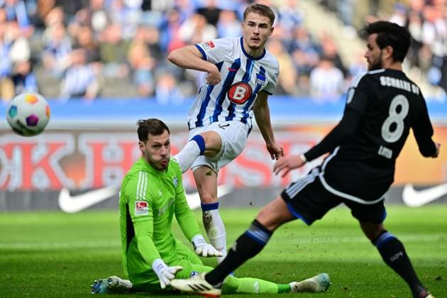 Marten Winkler Hertha BSC, 22 shot on goal to 3 2, Marius Mueller Werder Bremen, 32 , GER, Hertha BSC vs Schalke 04, Soccer Men, 2 Bundesliga, Season 2023 2024, Matchday 26, 17 03 2024 DFL REGULATIONS PROHIBIT ANY USE OF PHOTOGRAPHS AS IMAGE SEQUENCES AND OR QUASI VIDEO GER, Hertha BSC vs Schalke 04, Soccer Men, 2 Bundesliga, Season 2023 2024, Matchday 26, 17 03 2024 Berlin Copyright: xEibner-Pressefotox xClaudiusxRauchx EP_CRH
