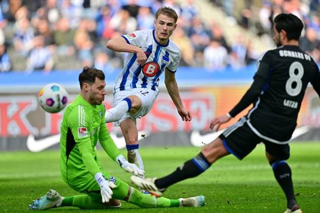 Marten Winkler Hertha BSC, 22 shot on goal to 3 2, Marius Mueller Werder Bremen, 32 , GER, Hertha BSC vs Schalke 04, Soccer Men, 2 Bundesliga, Season 2023 2024, Matchday 26, 17 03 2024 DFL REGULATIONS PROHIBIT ANY USE OF PHOTOGRAPHS AS IMAGE SEQUENCES AND OR QUASI VIDEO GER, Hertha BSC vs Schalke 04, Soccer Men, 2 Bundesliga, Season 2023 2024, Matchday 26, 17 03 2024 Berlin Copyright: xEibner-Pressefotox xClaudiusxRauchx EP_CRH