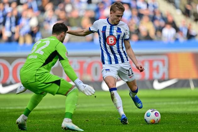 Marten Winkler Hertha BSC, 22 on goal, GER, Hertha BSC vs Schalke 04, Soccer men, 2 Bundesliga, Season 2023 2024, Matchday 26, 17 03 2024 DFL REGULATIONS PROHIBIT ANY USE OF PHOTOGRAPHS AS IMAGE SEQUENCES AND OR QUASI VIDEO GER, Hertha BSC vs Schalke 04, Soccer men, 2 Bundesliga, Season 2023 2024, Matchday 26, 17 03 2024 Berlin Copyright: xEibner-Pressefotox xClaudiusxRauchx EP_CRH
