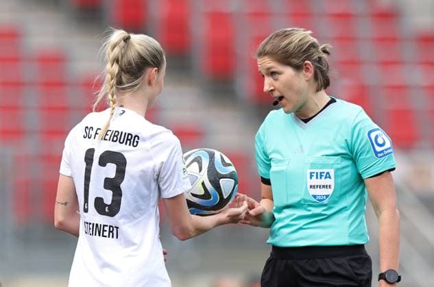 17 03 2024 Soccer Season 2023 2024 1 Womens Soccer Bundesliga 16 Matchday 1 FC Nürnberg FCN Club SC Freiburg Sportfoto Zink DaMa xdaxmax Judith Steinert 13 , SC Freiburg is admonished by Karoline Wacker Referee in