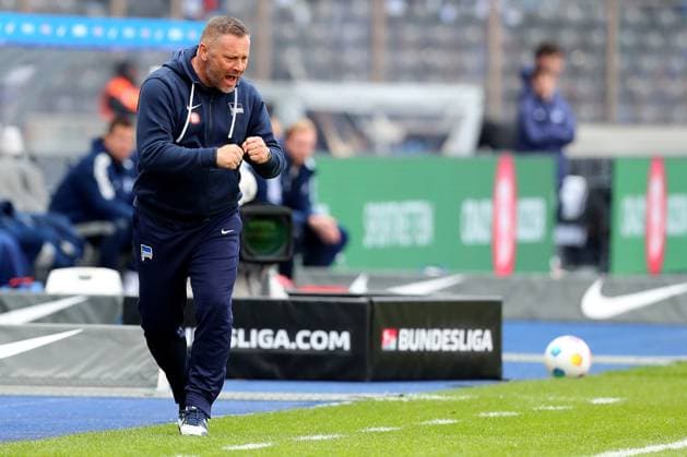 17 03 2024, xtgx, Fussball 2 Bundesliga, Hertha BSC Berlin FC Schalke 04 emspor, v l coach Pal Dardai Hertha BSC Berlin gesticulates gives instructions with his arms gesticulate gives instructions, gesticulate DFL DFB REGULATIONS PROHIBIT ANY USE OF PHOTOGRAPHS as IMAGE SEQUENCES and or QUASI VIDEO Berlin