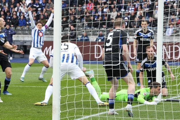 DEU, DFL, 2 FBL, Hertha BSC vs 1 FC Schalke, 17 03 2024, Berliner Olympiastadion, Berlin, DEU, DFL, 2 FBL, Hertha BSC vs 1 FC Schalke, im Bild 1 0 durch Haris Tabakovic Hertha BSC Berlin 25 , Fabian Reese Hertha BSC Berlin 11 , Marius Mueller Schalke 04 32 DFL regulations prohibit any use of Photographs as image sequences and or quasi video Foto Juergen Engler nordphoto GmbH nordphotoxGmbHx xEngler nph00076