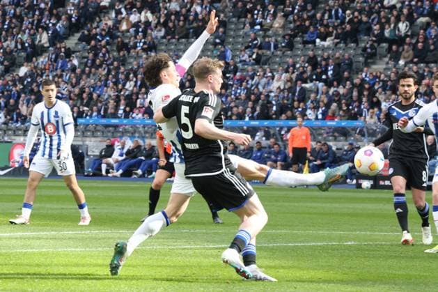 DEU, DFL, 2 FBL, Hertha BSC vs 1 FC Schalke, 17 03 2024, Berliner Olympiastadion, Berlin, DEU, DFL, 2 FBL, Hertha BSC vs 1 FC Schalke, in the picture Fabian Reese Hertha BSC Berlin 11 , Derry John Murkin Schalke 04 5 DFL regulations prohibit any use of Photographs as image sequences and or quasi video Foto Juergen Engler nordphoto GmbH nordphotoxGmbHx xEngler nph00076