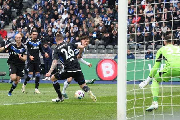 DEU, DFL, 2 FBL, Hertha BSC vs 1 FC Schalke, 17 03 2024, Berliner Olympiastadion, Berlin, DEU, DFL, 2 FBL, Hertha BSC vs 1 FC Schalke, pictured Fabian Reese Hertha BSC Berlin 11 , Yusuf Kabaday Schalke 04 17 , Maya Yoshida Schalke 04 4 , Marius Mueller Schalke 04 32 , Tomas Kalas Schalke 04 26 DFL regulations prohibit any use of Photographs as image sequences and or quasi video Foto Juergen Engler nordphoto GmbH nordphotoxGmbHx xEngler nph00076