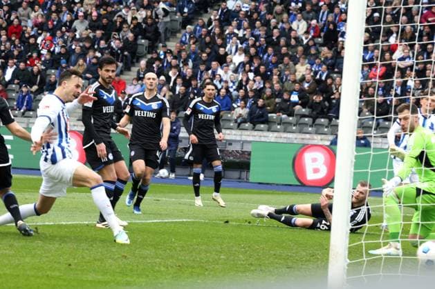 DEU, DFL, 2 FBL, Hertha BSC vs 1 FC Schalke, 17 03 2024, Berliner Olympiastadion, Berlin, DEU, DFL, 2 FBL, Hertha BSC vs 1 FC Schalke, im Bild 2 1 durch Haris Tabakovic Hertha BSC Berlin 25 , Fabian Reese Hertha BSC Berlin 11 , Yusuf Kabaday Schalke 04 17 , Maya Yoshida Schalke 04 4 , Marius Mueller Schalke 04 32 , Tomas Kalas Schalke 04 26 DFL regulations prohibit any use of Photographs as image sequences and or quasi video Foto Juergen Engler nordphoto GmbH nordphotoxGmbHx xEngler nph00076