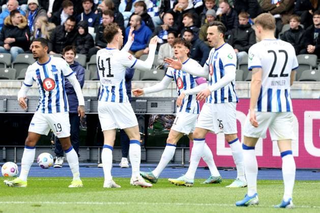 DEU, DFL, 2 FBL, Hertha BSC vs 1 FC Schalke, 17 03 2024, Berliner Olympiastadion, Berlin, DEU, DFL, 2 FBL, Hertha BSC vs 1 FC Schalke, im Bild 2 1 durch Haris Tabakovic Hertha BSC Berlin 25 , Fabian Reese Hertha BSC Berlin 11 , Hertha Spielerkreis DFL regulations prohibit any use of Photographs as image sequences and or quasi video Foto Juergen Engler nordphoto GmbH nordphotoxGmbHx xEngler nph00076