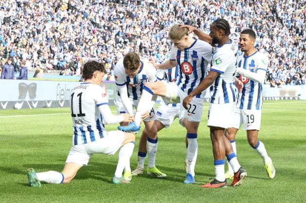 DEU, DFL, 2 FBL, Hertha BSC vs 1 FC Schalke, 17 03 2024, Berliner Olympiastadion, Berlin, DEU, DFL, 2 FBL, Hertha BSC vs 1 FC Schalke, im Bild 3 2 durch Marten Winkler Hertha BSC Berlin 22 , Hertha Spielerkreis, Fabian Reese Hertha BSC Berlin 11 DFL regulations prohibit any use of Photographs as image sequences and or quasi video Foto Juergen Engler nordphoto GmbH nordphotoxGmbHx xEngler nph00076