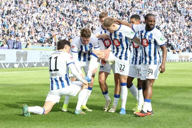 DEU, DFL, 2 FBL, Hertha BSC vs 1 FC Schalke, 17 03 2024, Berliner Olympiastadion, Berlin, DEU, DFL, 2 FBL, Hertha BSC vs 1 FC Schalke, im Bild 3 2 durch Marten Winkler Hertha BSC Berlin 22 , Hertha Spielerkreis, Fabian Reese Hertha BSC Berlin 11 DFL regulations prohibit any use of Photographs as image sequences and or quasi video Foto Juergen Engler nordphoto GmbH nordphotoxGmbHx xEngler nph00076