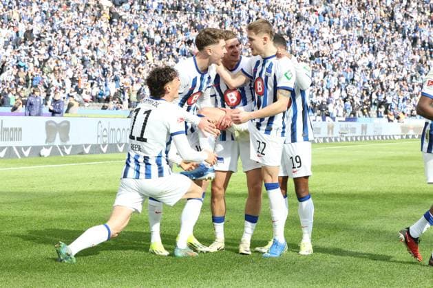 DEU, DFL, 2 FBL, Hertha BSC vs 1 FC Schalke, 17 03 2024, Berliner Olympiastadion, Berlin, DEU, DFL, 2 FBL, Hertha BSC vs 1 FC Schalke, im Bild 3 2 durch Marten Winkler Hertha BSC Berlin 22 , Hertha Spielerkreis, Fabian Reese Hertha BSC Berlin 11 DFL regulations prohibit any use of Photographs as image sequences and or quasi video Foto Juergen Engler nordphoto GmbH nordphotoxGmbHx xEngler nph00076